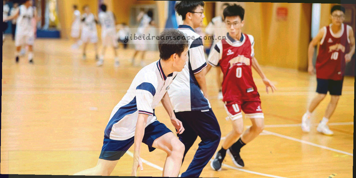 平板与手机并排摆在浅色桌面上，两块屏幕显示不同栏宽的页面排布，画面中没有人物